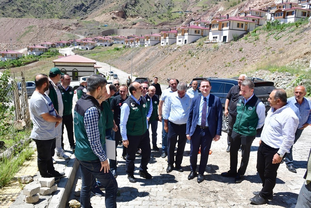 Heyelan riski süren kaya düşmelerinin yaşandığı Yeniköy’de incelemede bulundular
