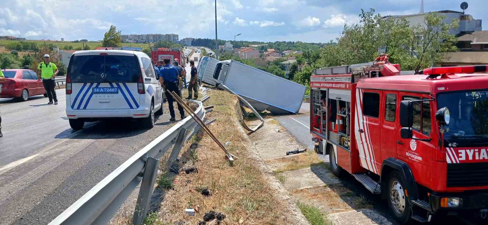 Büyükçekmece’de yağmur nedeniyle kayganlaşan yolda kamyon devrildi: 1 yaralı
