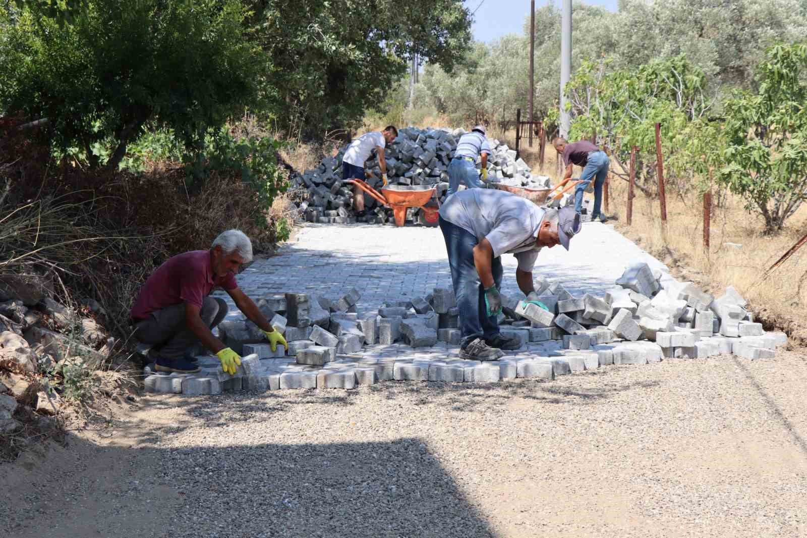 Nazilli Belediyesi Bozyurt’ta yolları yeniliyor
