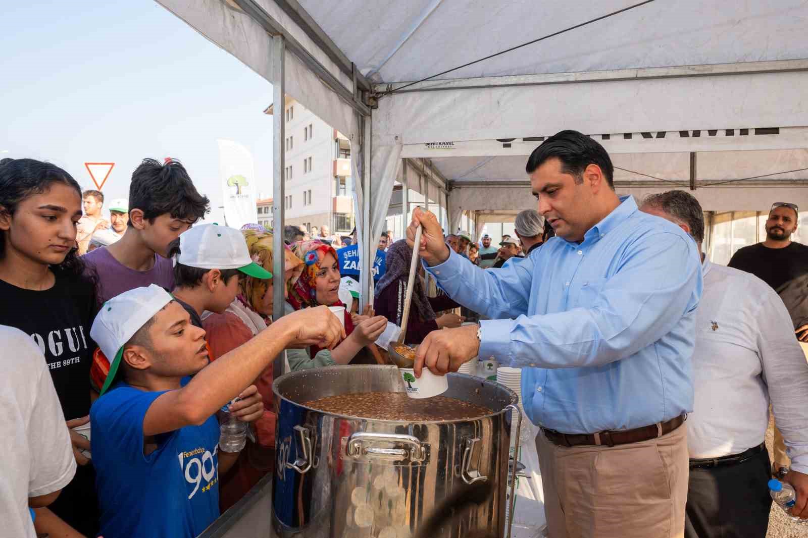 Yılmaz’dan aşure ve dondurma ikramı
