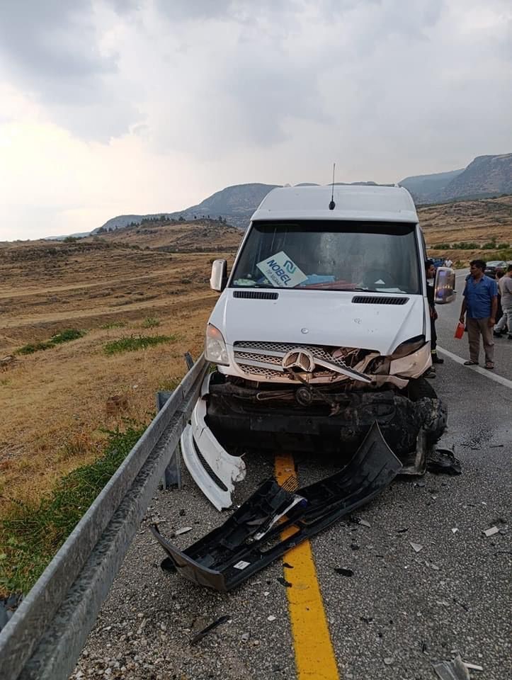 Denizli’de yağış sonrası kaygan zeminde zincirleme kaza: 9 yaralı
