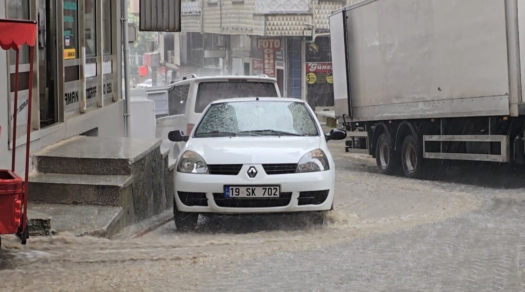 Şiddetli fırtına sitenin çatısını uçurdu
