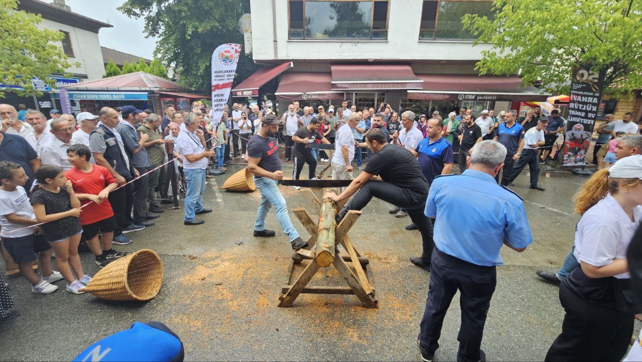 Arhavi’de geleneksel yarışmalar renkli görüntülere sahne oldu
