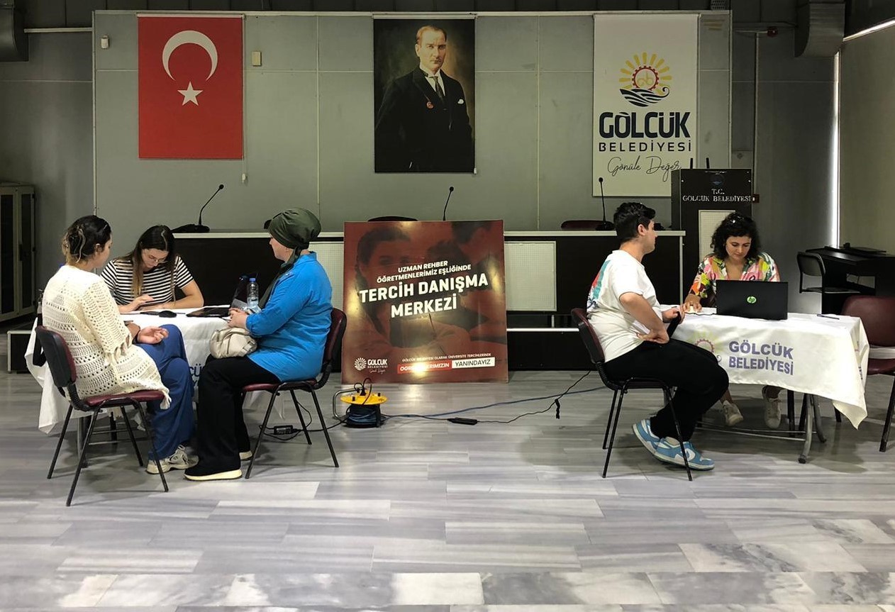 Gölcük’te üniversite tercih merkezi hizmete başladı
