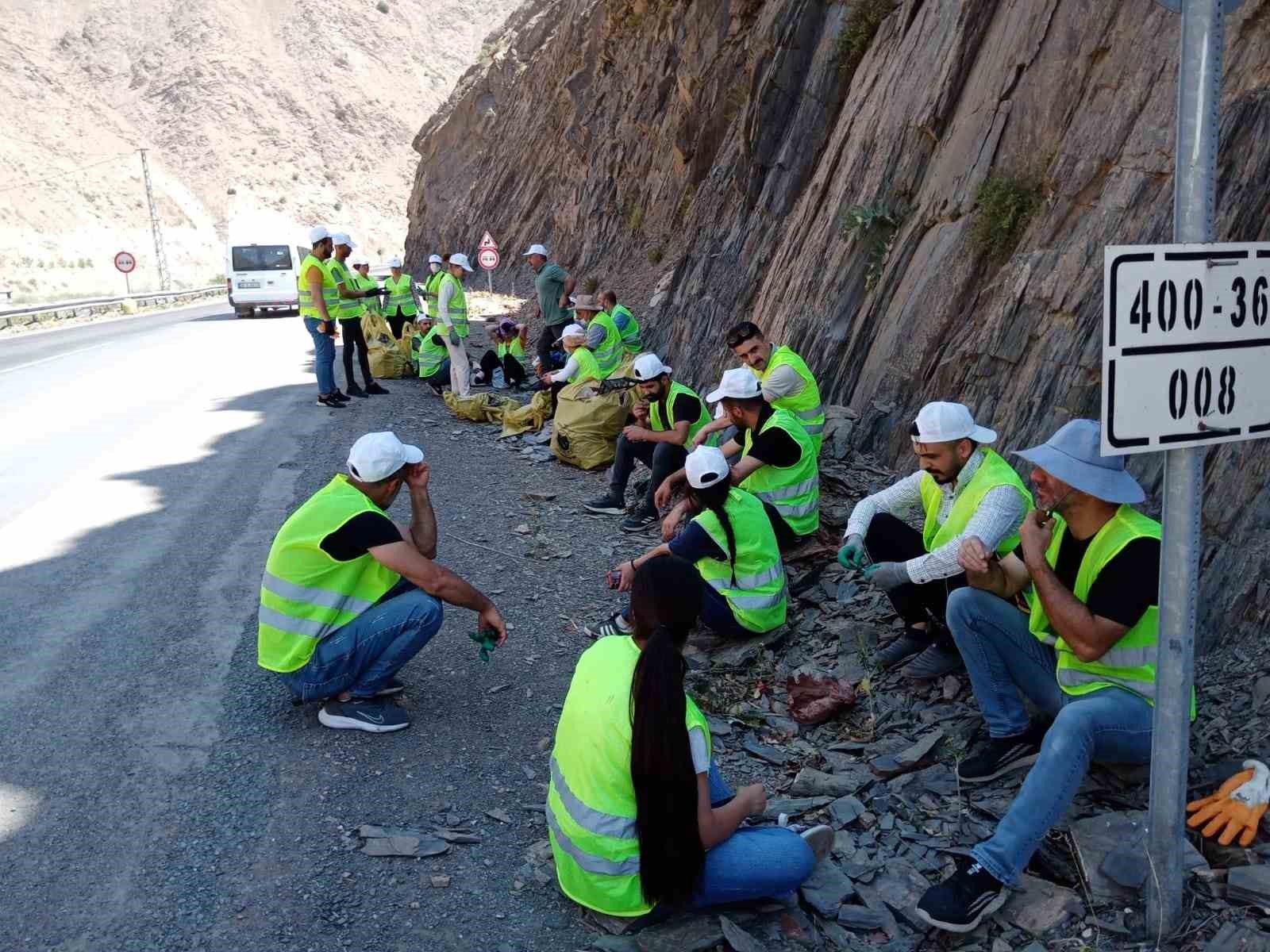 Hakkari-Van kara yolunda çevre temizliği
