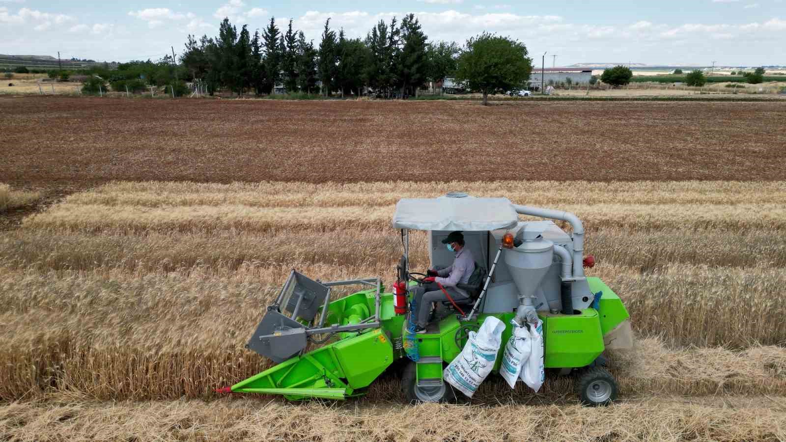 Büyükşehir ile çiftçinin yüzü gülüyor tarıma destek artarak sürüyor
