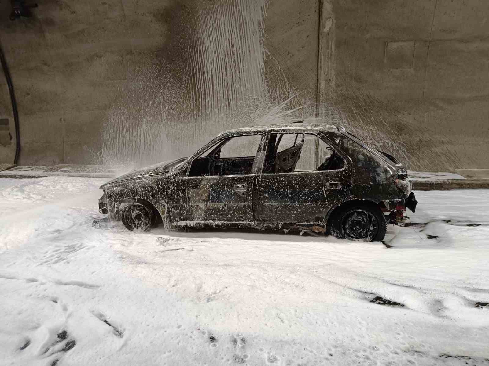 Kahramanmaraş’ta seyir halindeki otomobil alev aldı
