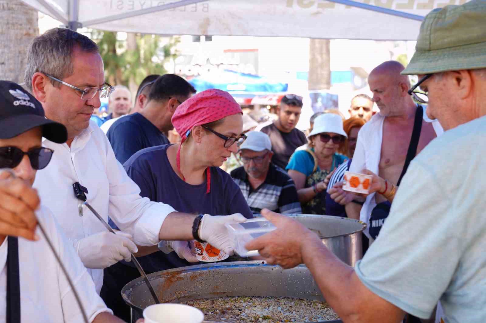 Dört bin kişiye aşure dağıtıldı
