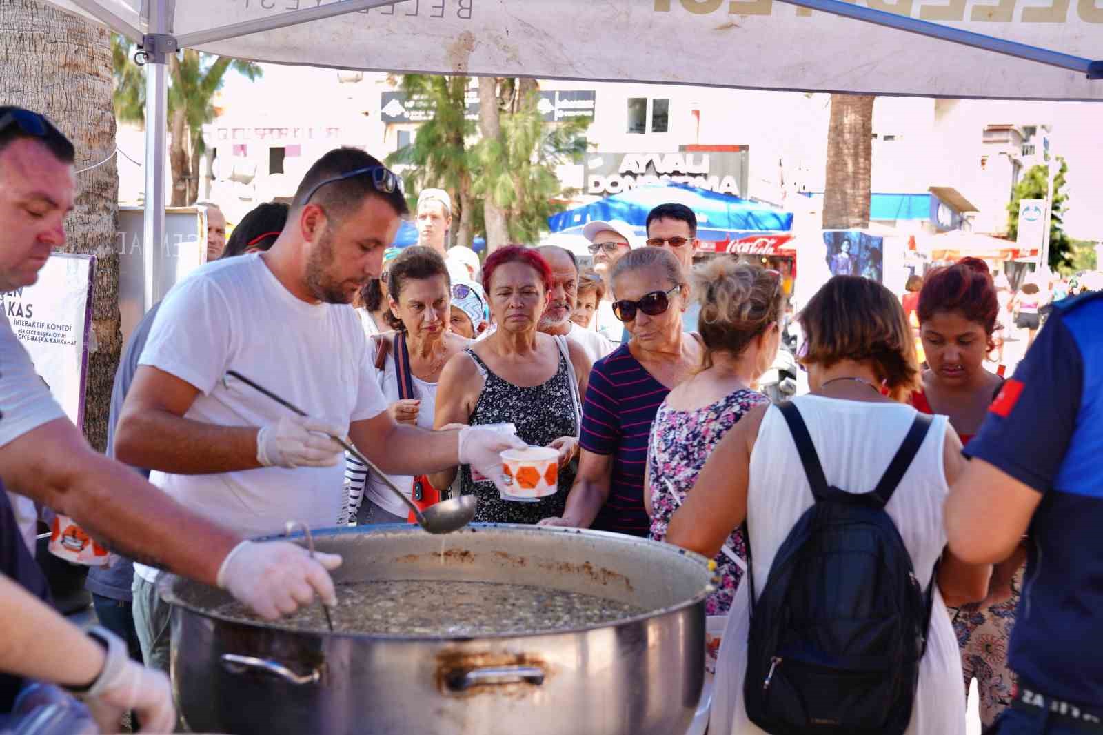 Dört bin kişiye aşure dağıtıldı
