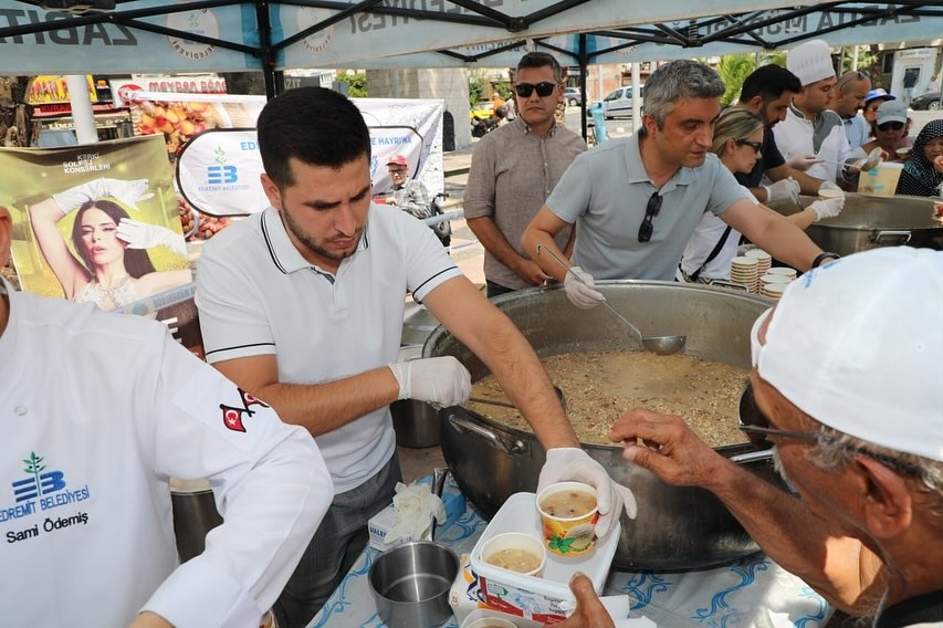 6 yerde 15 bin kişilik aşure dağıtıldı
