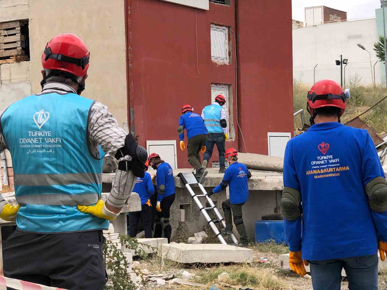 Diyanet İşleri Başkanlığı personelleri ile Türkiye Diyanet Vakfı gönüllülerinden ortak afet eğitimi tatbikatı
