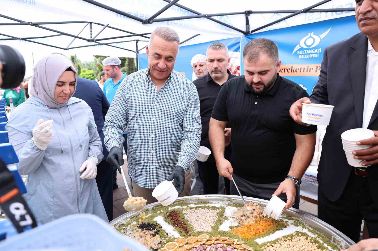 Sultangazi Belediye Başkanı Dursun vatandaşlara aşure dağıttı
