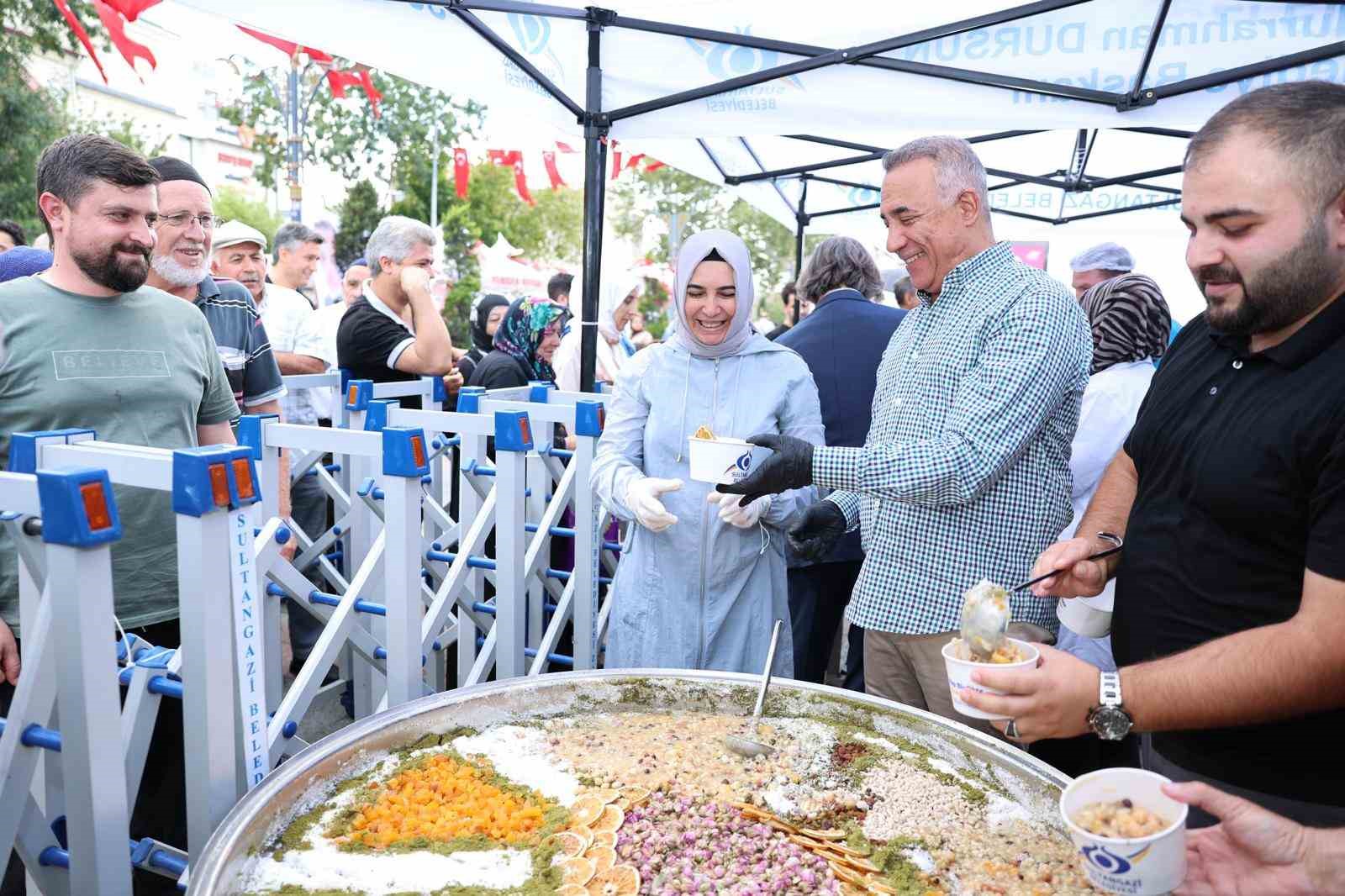 Sultangazi Belediye Başkanı Dursun vatandaşlara aşure dağıttı
