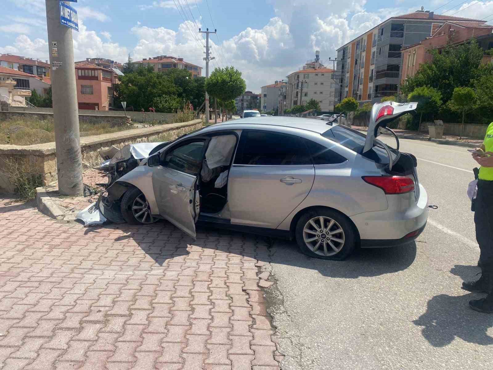 Otomobil direğe çarptı, sürücü yaralandı
