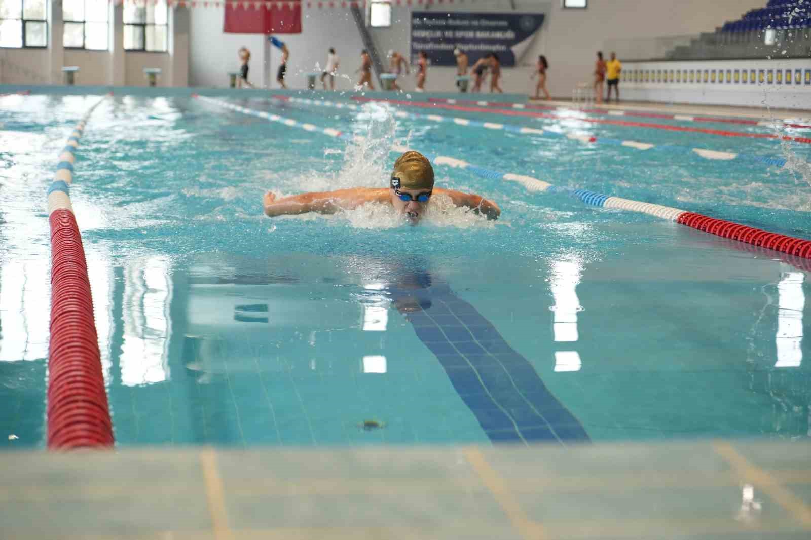 OMÜ Olimpik Yüzme Havuzu yenilenen yüzüyle hizmete açıldı
