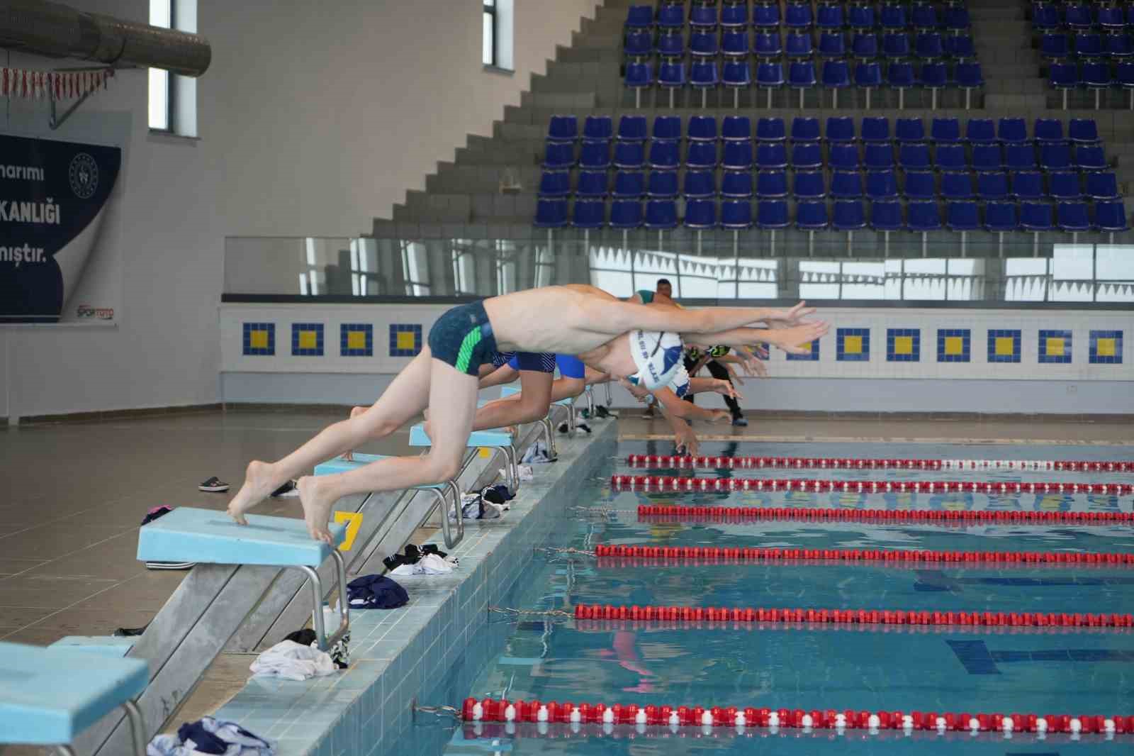 OMÜ Olimpik Yüzme Havuzu yenilenen yüzüyle hizmete açıldı
