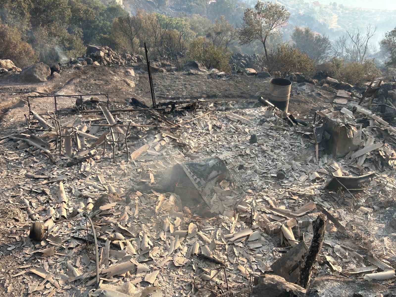 İzmir’deki yangında bir bağ evi kül oldu
