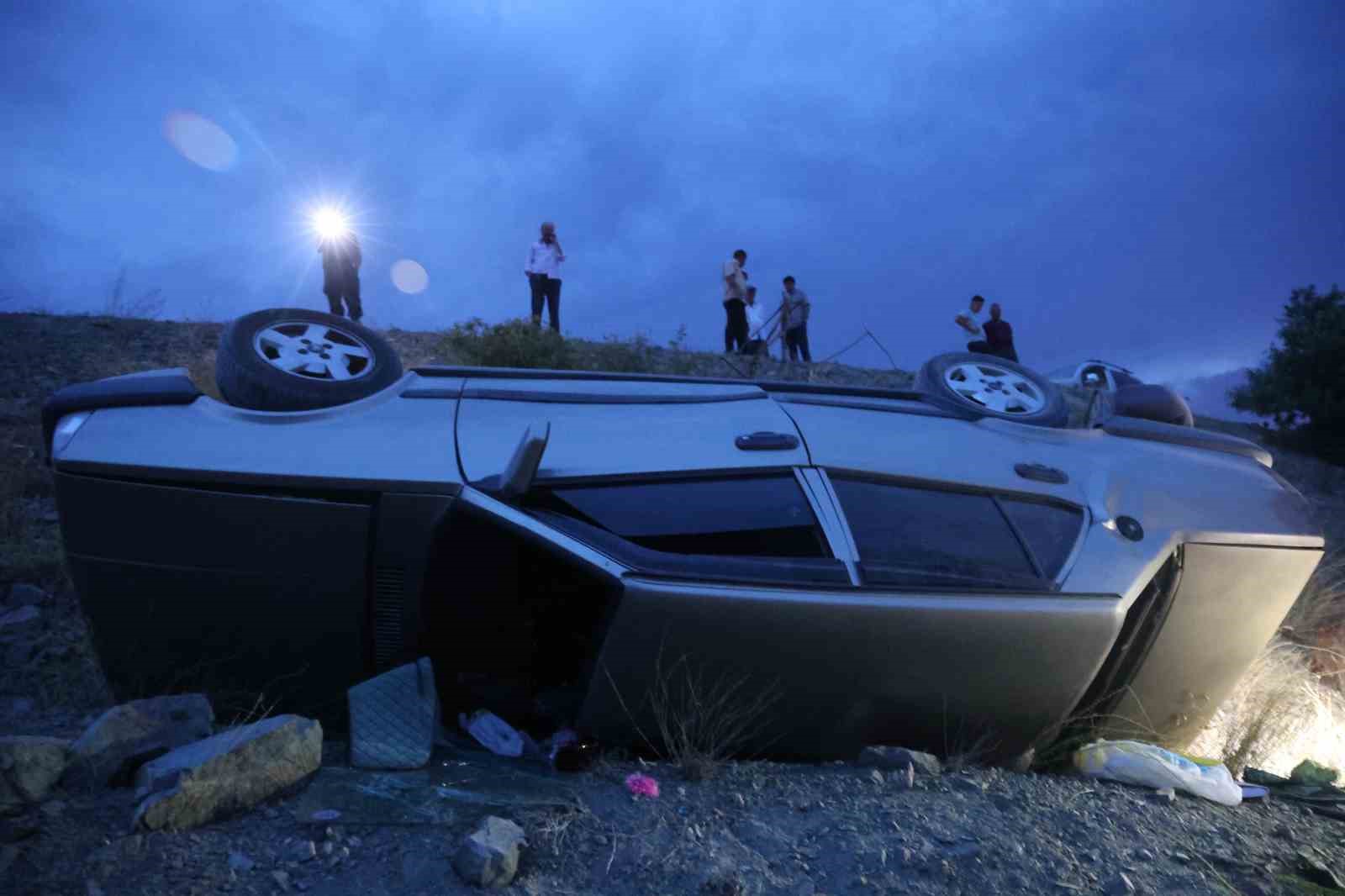 Terasa takılan otomobil onlarca metre yükseklikten düşmekten kurtuldu: 7 yaralı
