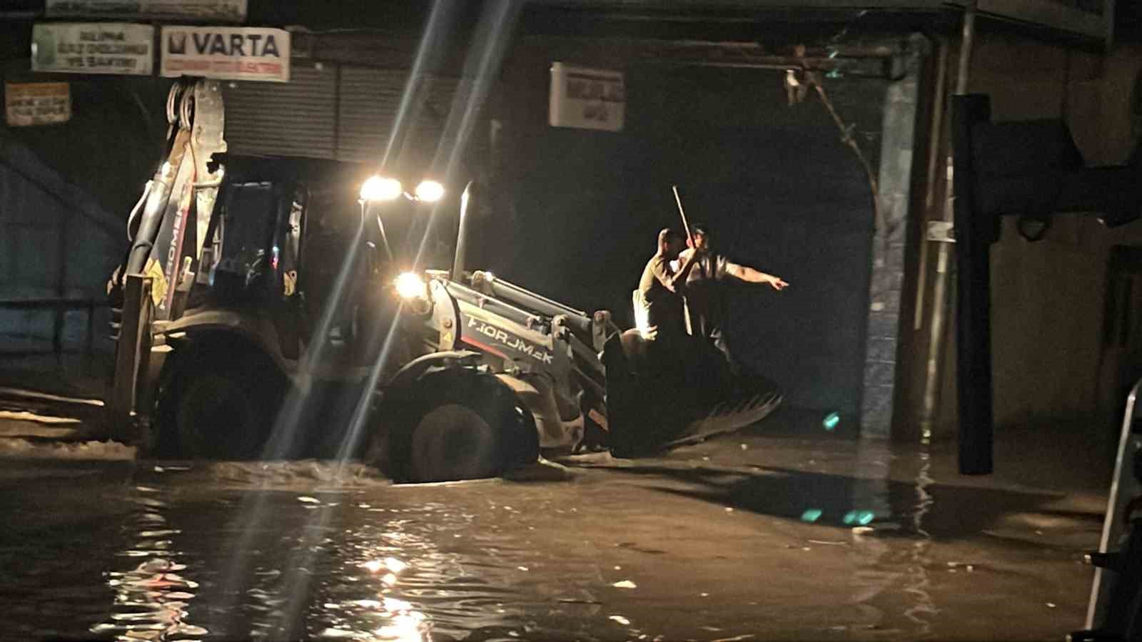 Yaz yağmurunun vurduğu Osmaniye’de araçlar suya gömüldü
