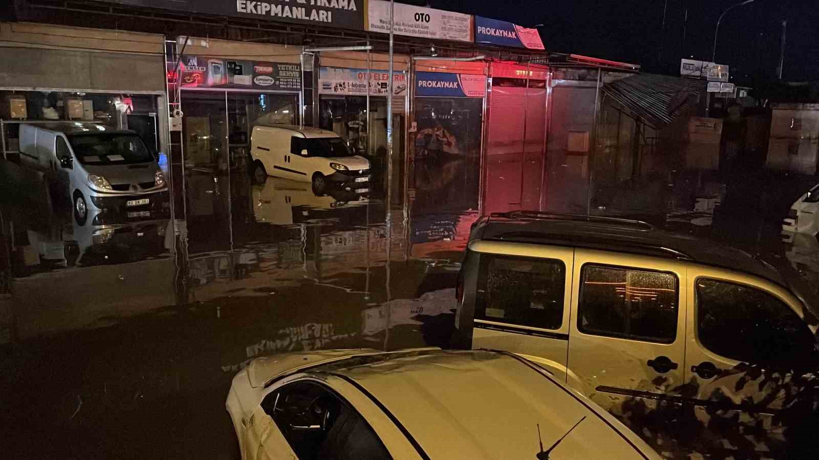 Yaz yağmurunun vurduğu Osmaniye’de araçlar suya gömüldü
