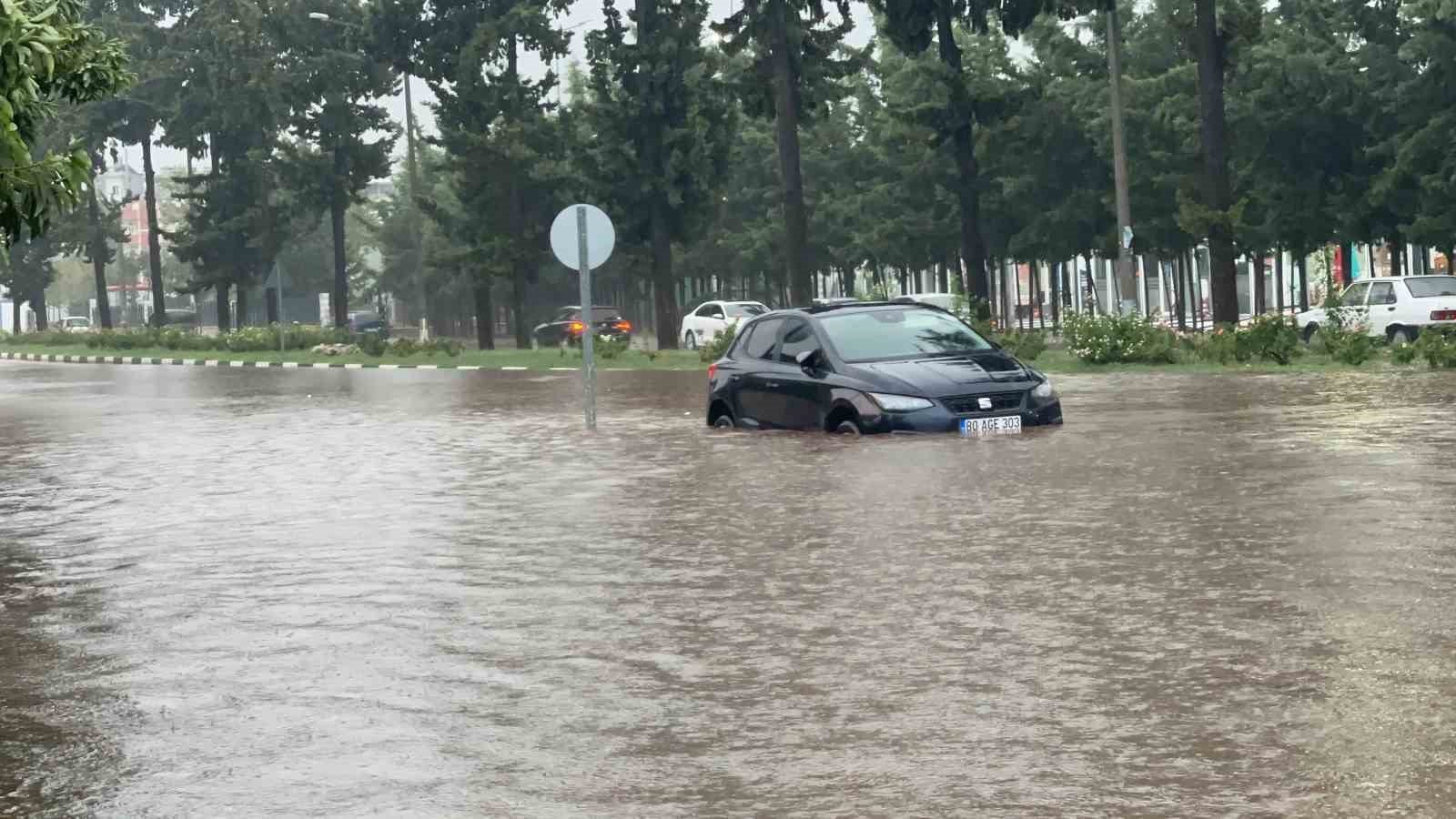 Yaz yağmurunun vurduğu Osmaniye’de araçlar suya gömüldü
