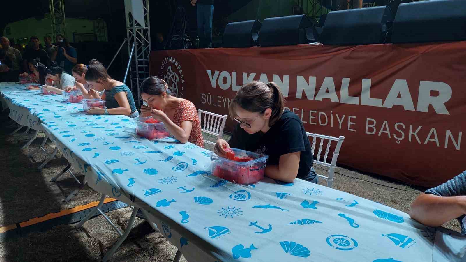 Bu da karpuz yeme yarışması: 2 kilo karpuzu erken bitiren altın kazandı
