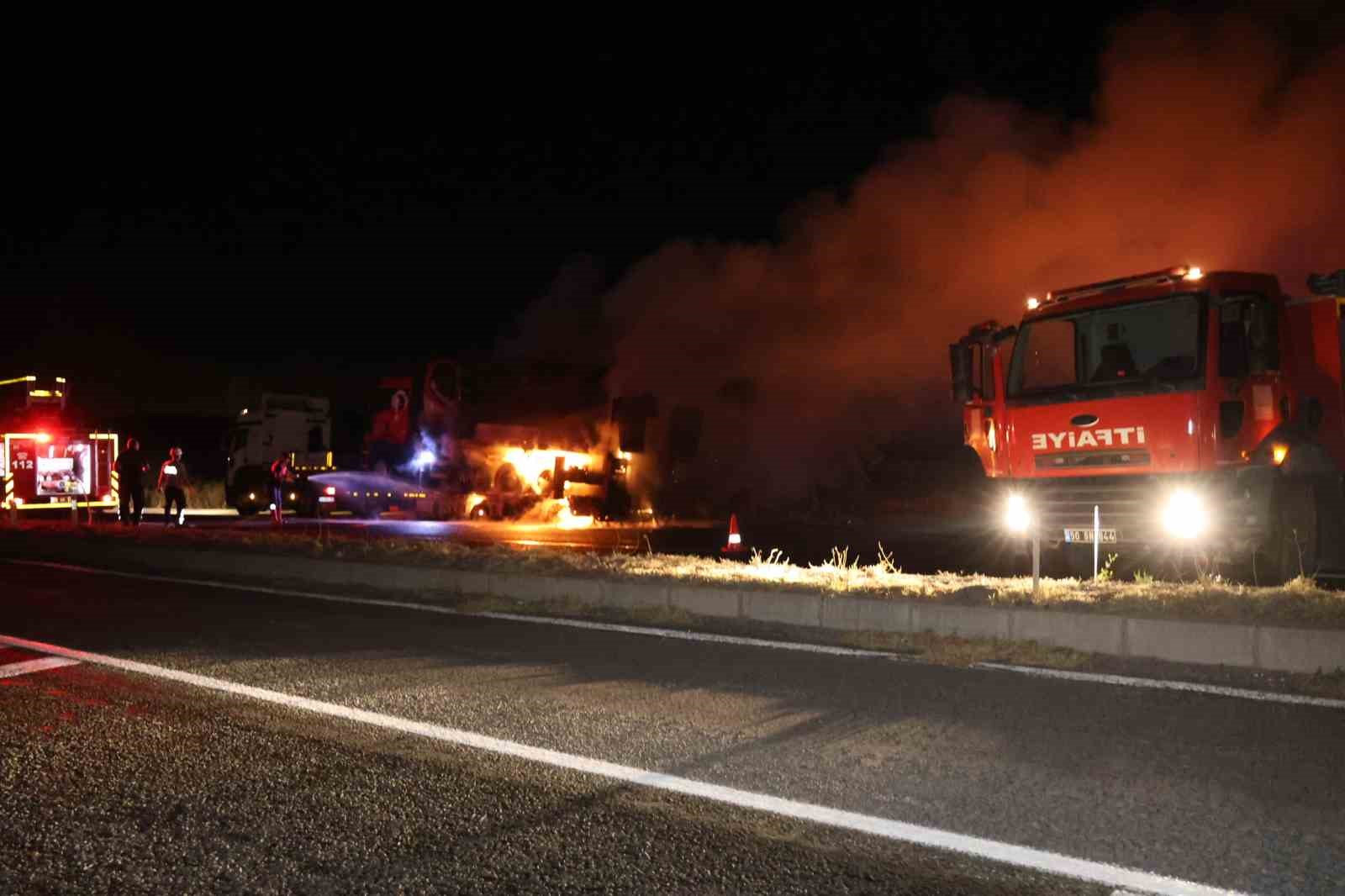 Nevşehir’de seyir halindeki tır alev alev yandı
