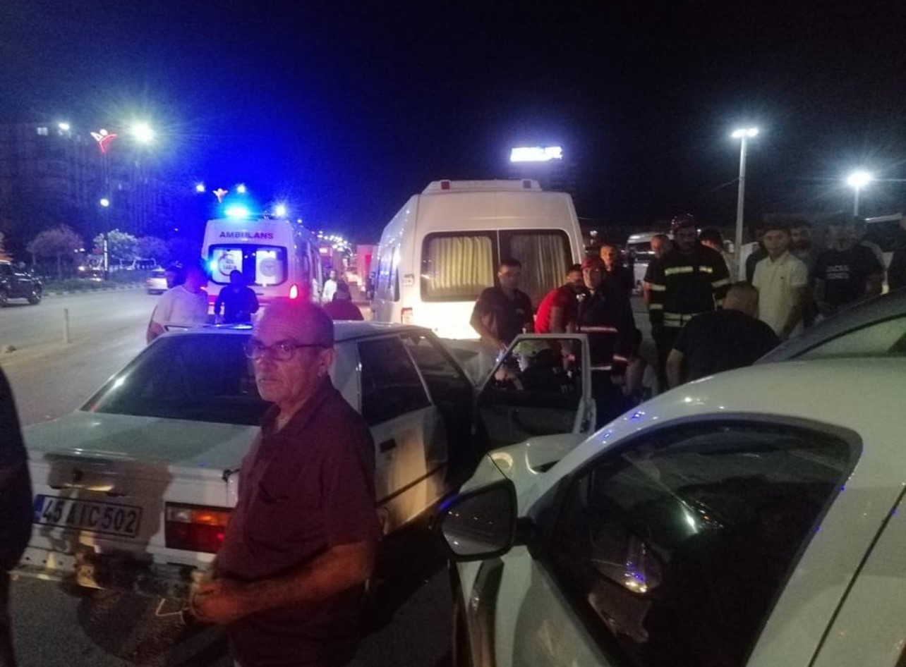 Manisa’da 4 araçlı zincirleme trafik kazası: 9 yaralı
