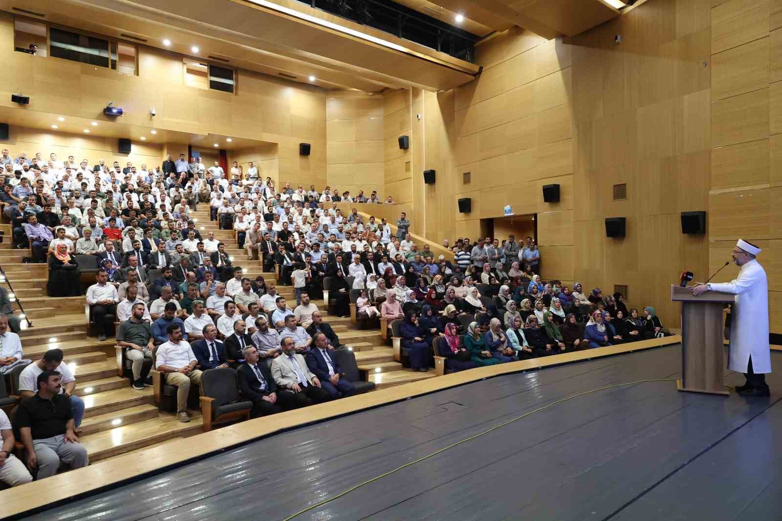 Diyanet İşleri Başkanı Erbaş, Sinop’ta din görevlileriyle bir araya geldi
