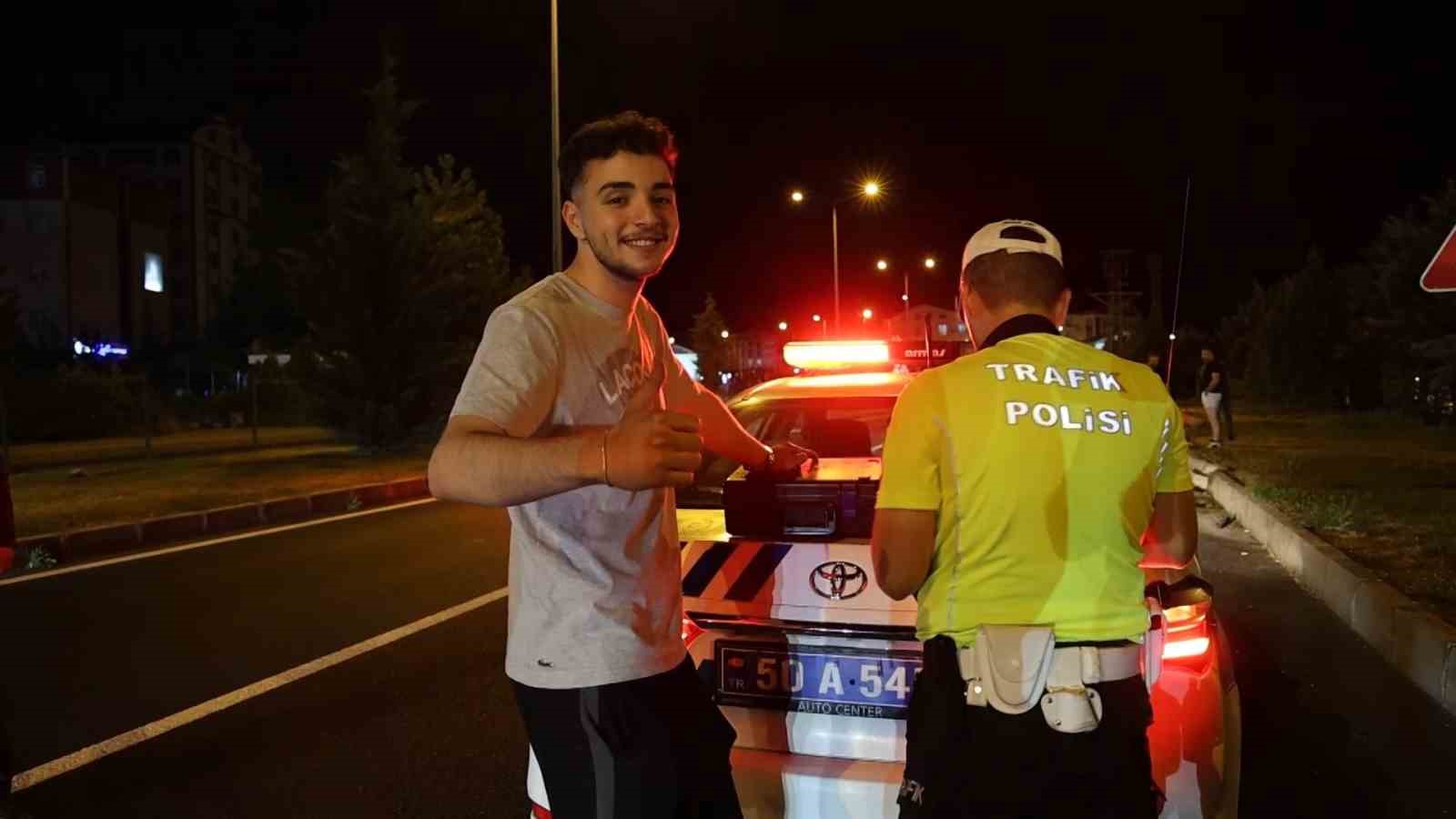 Alkollü sürücü aracı kendisinin kullanmadığını söyledi, kamera kayıtlarını izleyince ikna oldu
