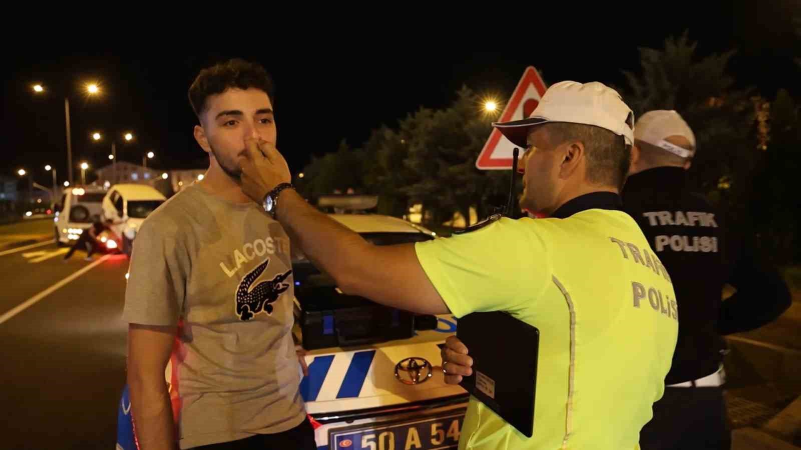 Alkollü sürücü aracı kendisinin kullanmadığını söyledi, kamera kayıtlarını izleyince ikna oldu
