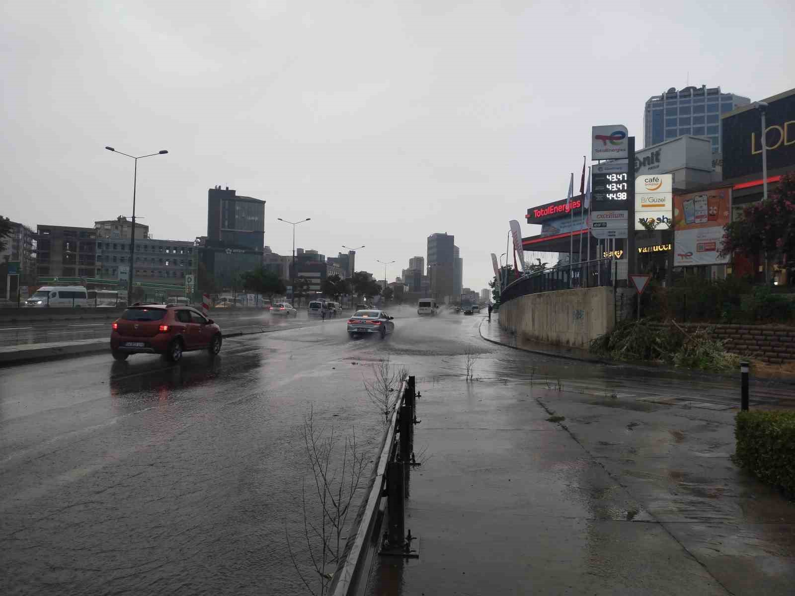 İstanbul hafta sonuna yağmurla uyandı
