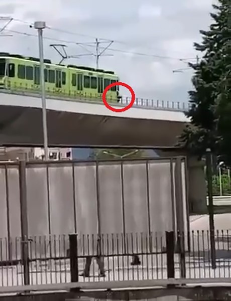 Raylarda yürüdü, metro seferleri aksadı
