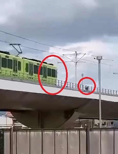 Raylarda yürüdü, metro seferleri aksadı
