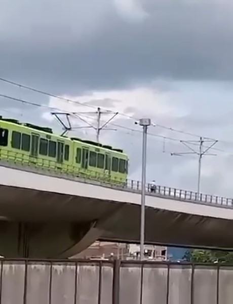 Raylarda yürüdü, metro seferleri aksadı
