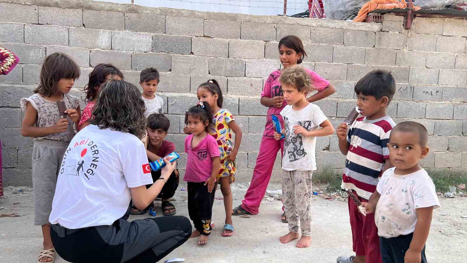 Sıcaktan bunalan çocuklara dondurma
