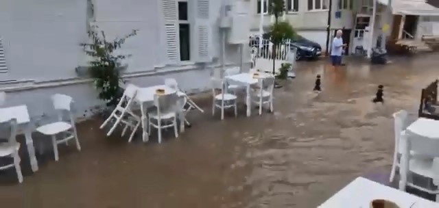 Bursa’da yollar dereye, merdivenler şelaleye döndü
