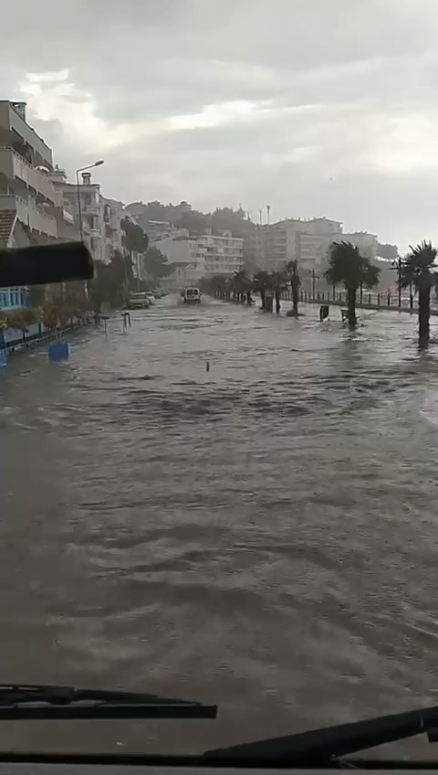 Bursa’da yollar dereye, merdivenler şelaleye döndü
