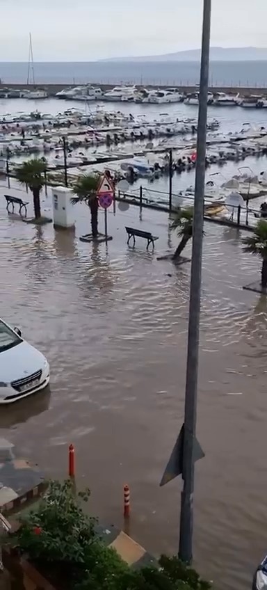 Bursa’da yollar dereye, merdivenler şelaleye döndü
