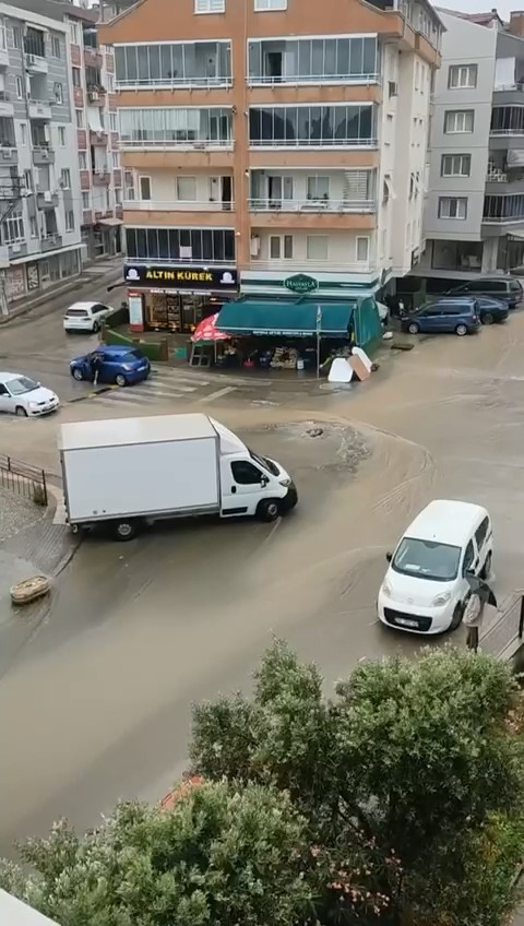 Bursa’da yollar dereye, merdivenler şelaleye döndü
