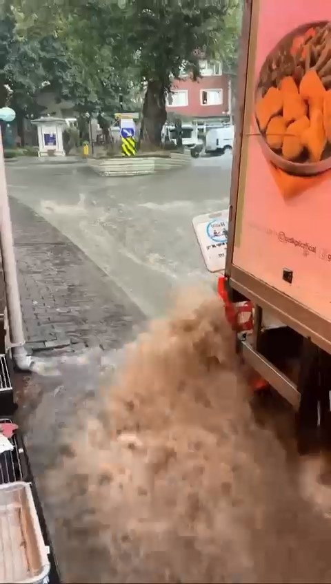 Bursa’da yollar dereye, merdivenler şelaleye döndü
