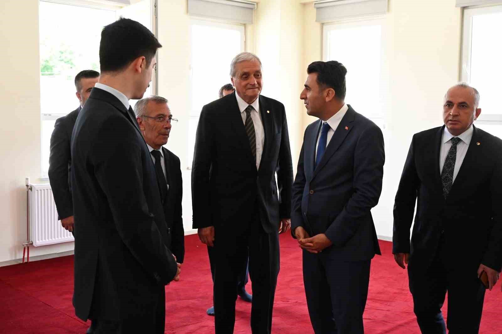 Vali Aygöl Cemevi’nde incelemelerde bulundu
