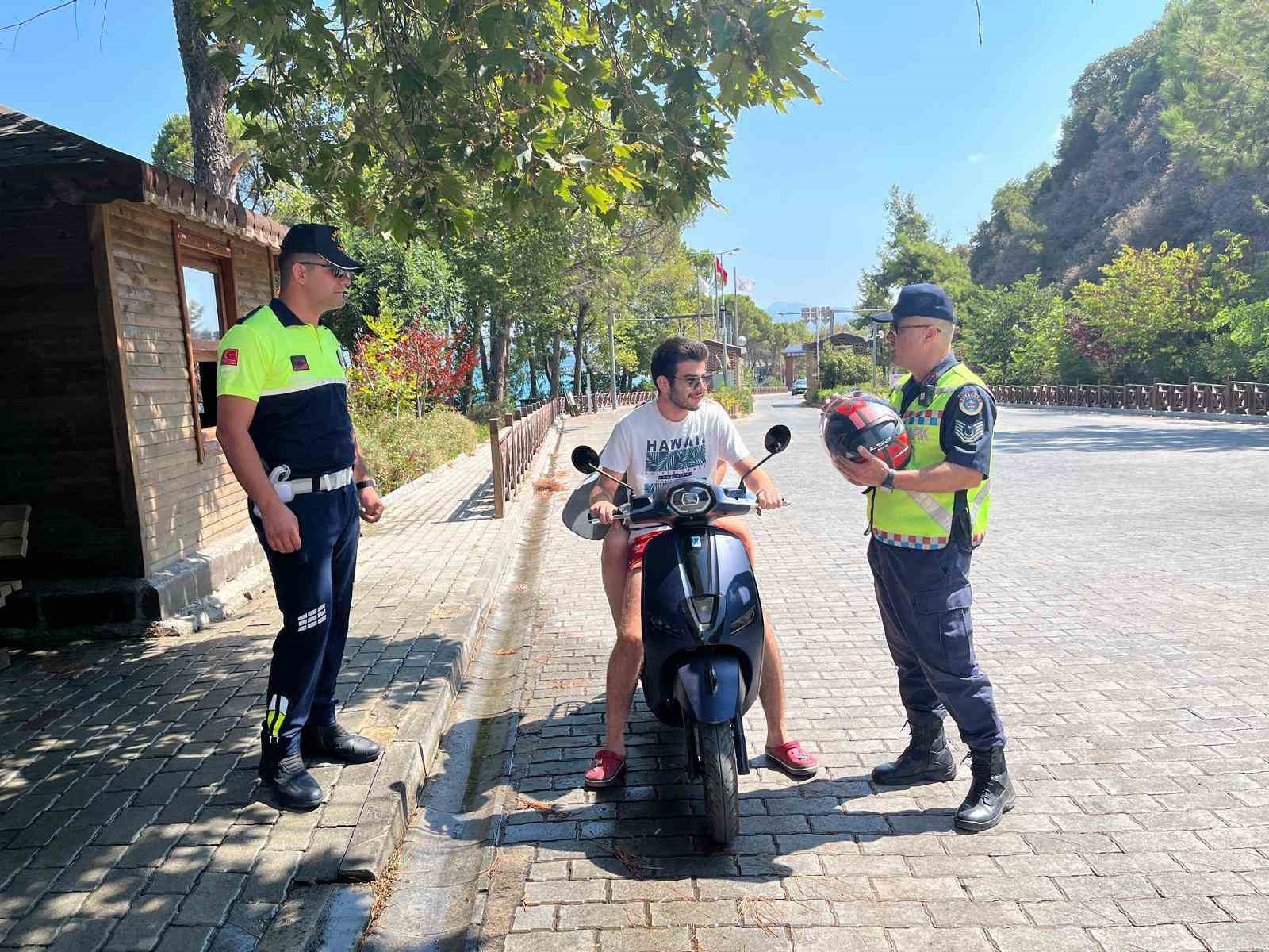 Trafik jandarması sürücüleri bilgilendirdi
