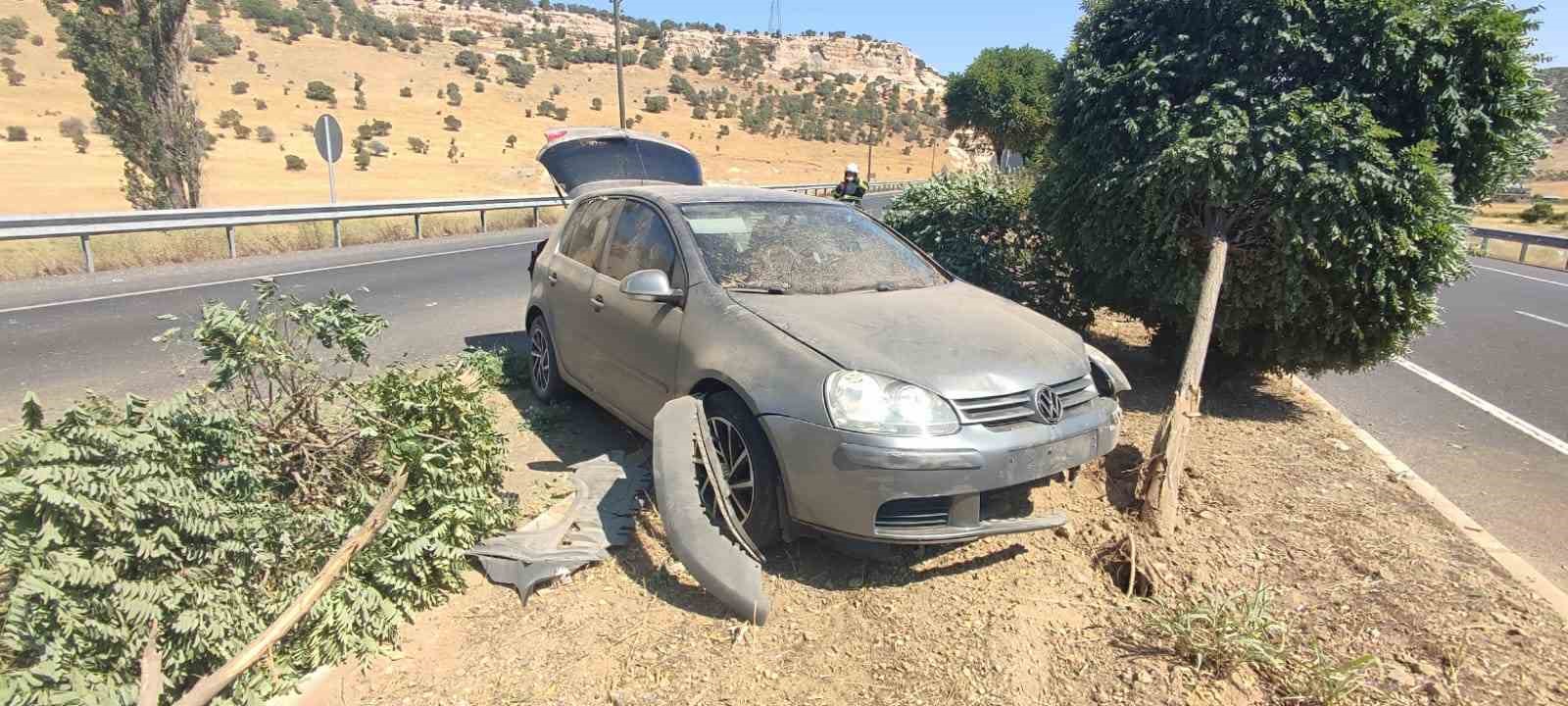 Sürücüsünün kontrolünden çıkan otomobil refüje çıktı: 1 yaralı
