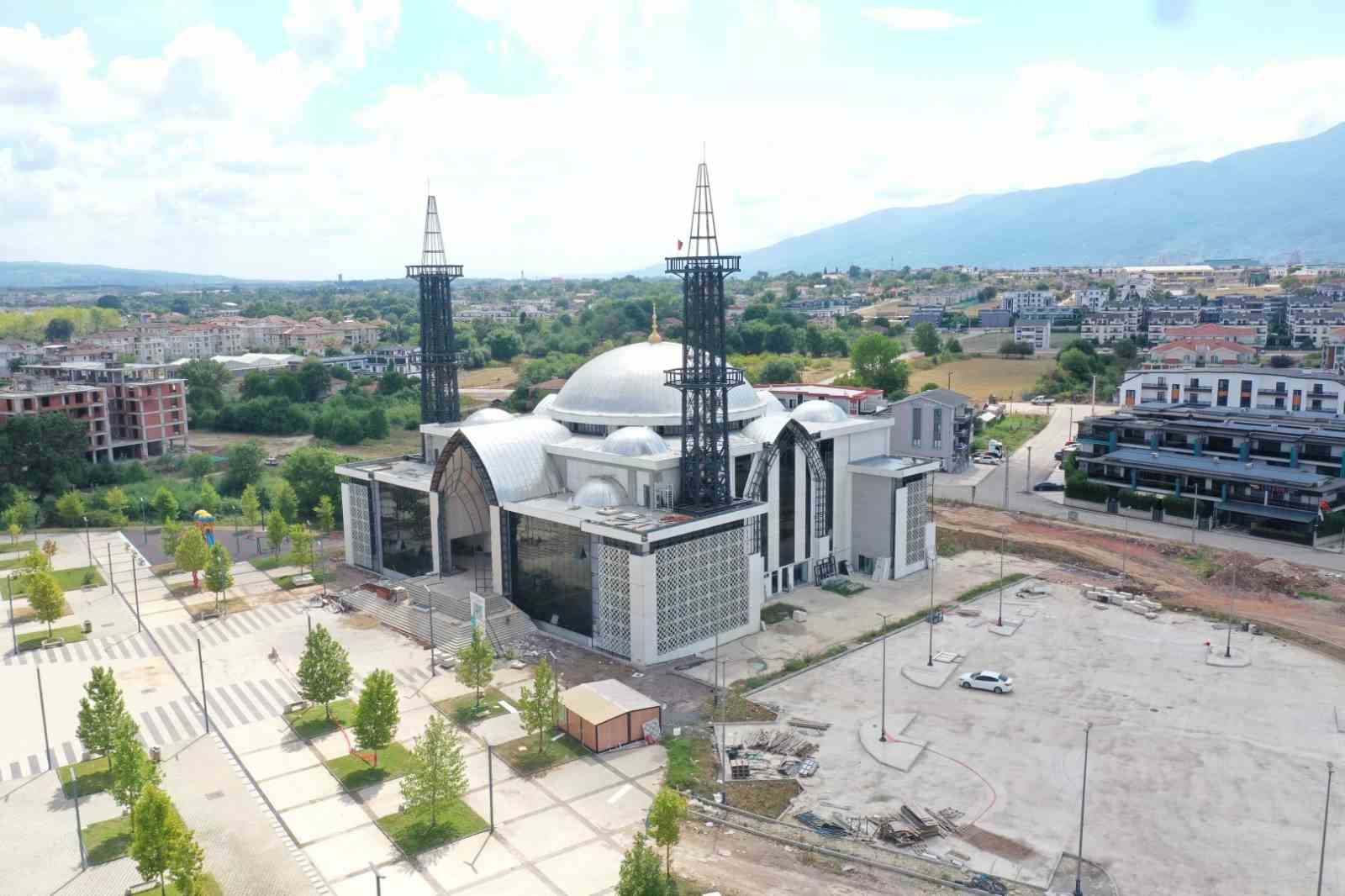 Kartepe Kent Meydanı Camii’nde hummalı çalışma
