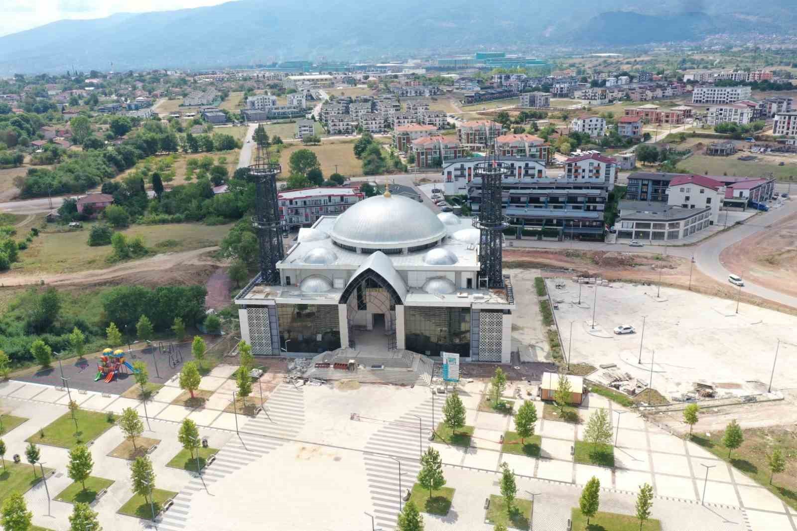 Kartepe Kent Meydanı Camii’nde hummalı çalışma
