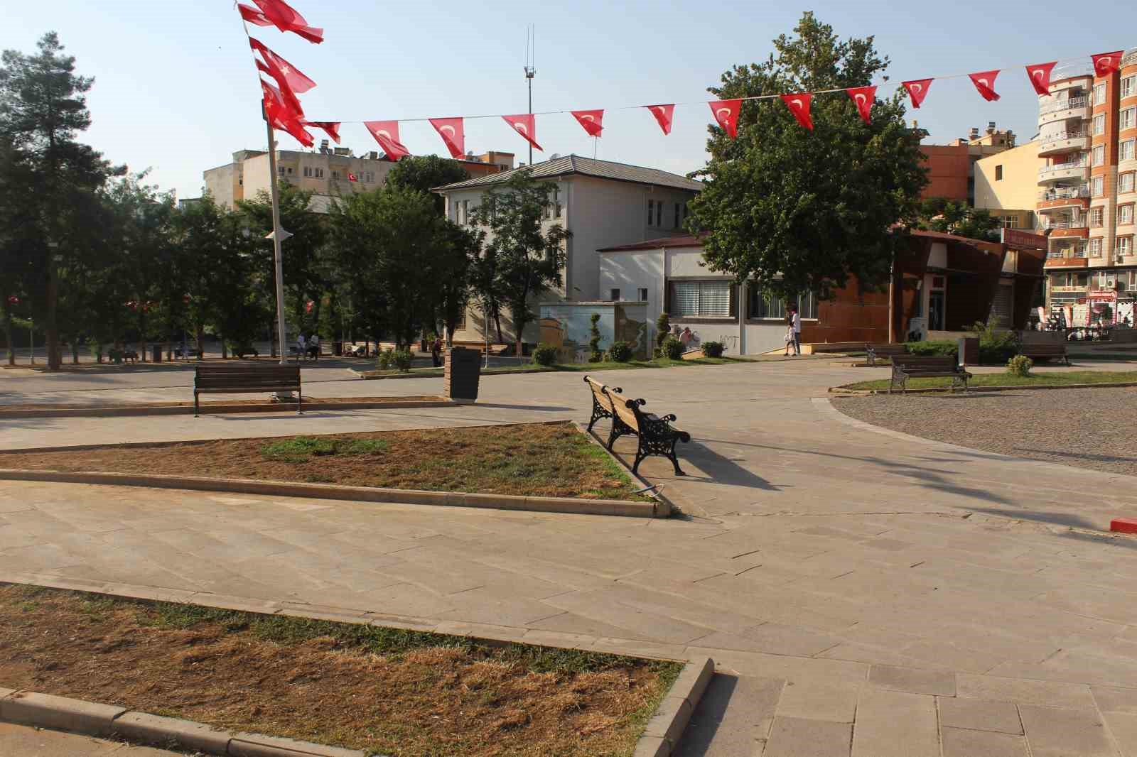 Siirt’te sıcak havada cadde ve sokaklar boş kaldı
