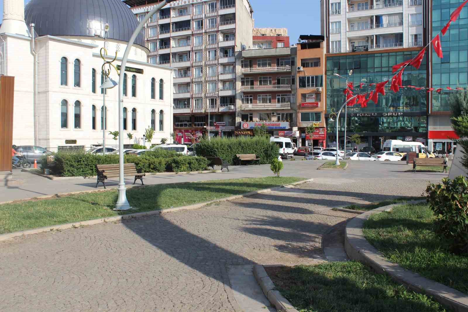 Siirt’te sıcak havada cadde ve sokaklar boş kaldı
