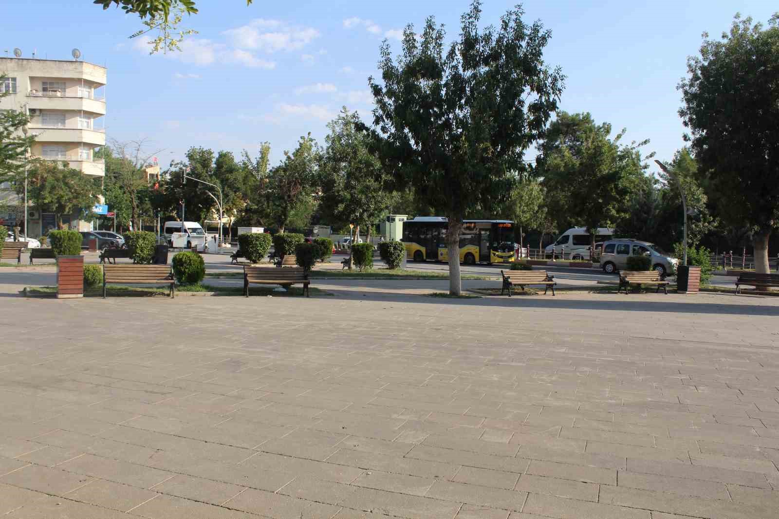 Siirt’te sıcak havada cadde ve sokaklar boş kaldı
