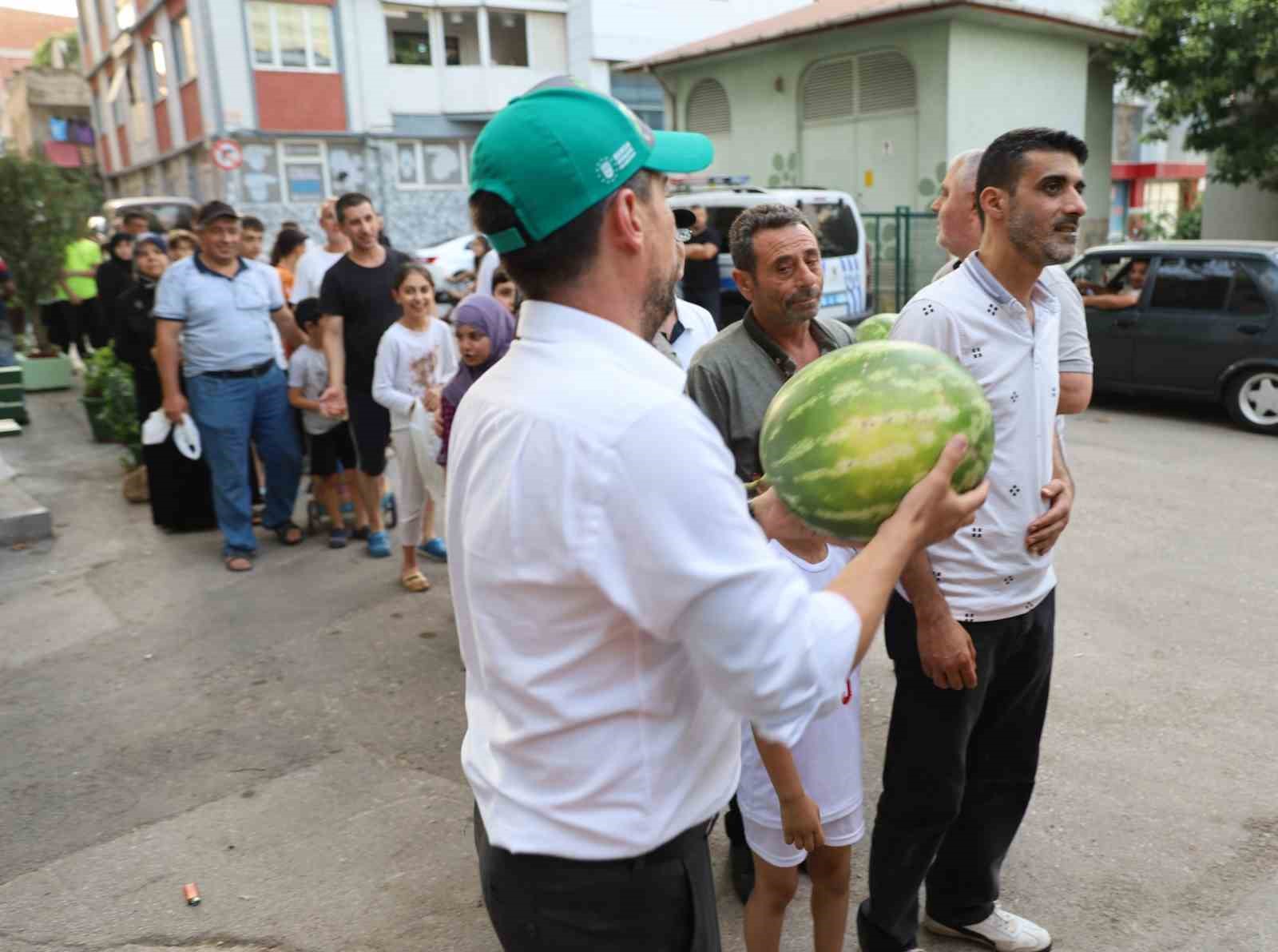 Büyükşehir hem çiftçiyi hem vatandaşı gülümsetti
